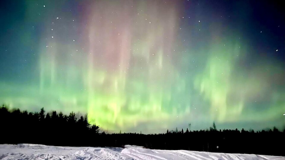Paysage d'un ciel illuminé par plusieurs lueurs puissantes. 