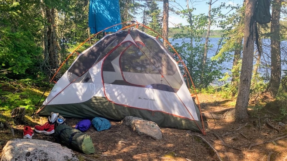 Une tente sur un site de campement.