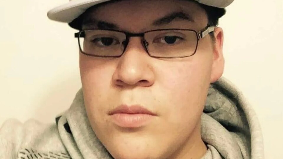 Dwayne Lavallee portant des lunettes et une casquette.
