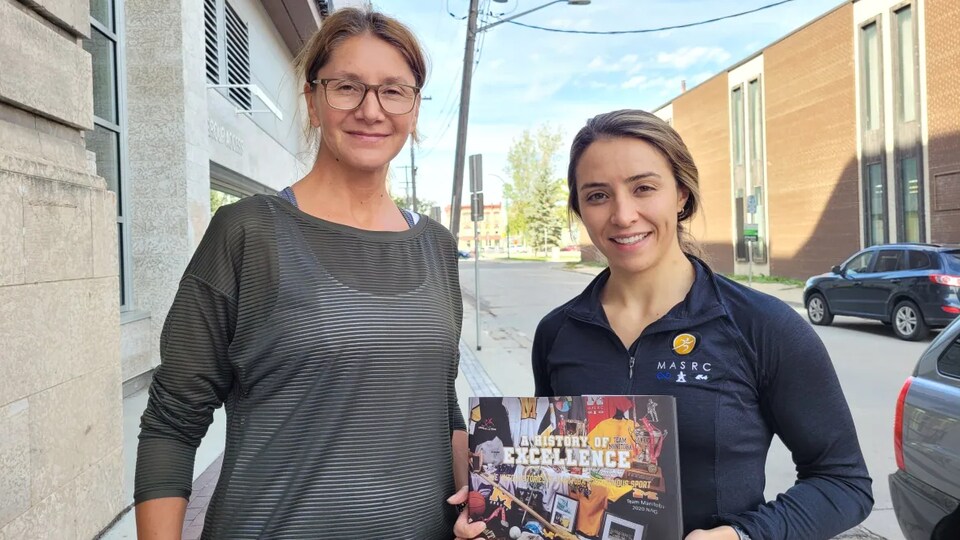 Janice Forsyth et Carreira Lamoureux avec le livre