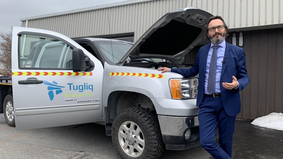 Laurent Abbatiello est à proximité d'un camion de Tugliq Énergie.