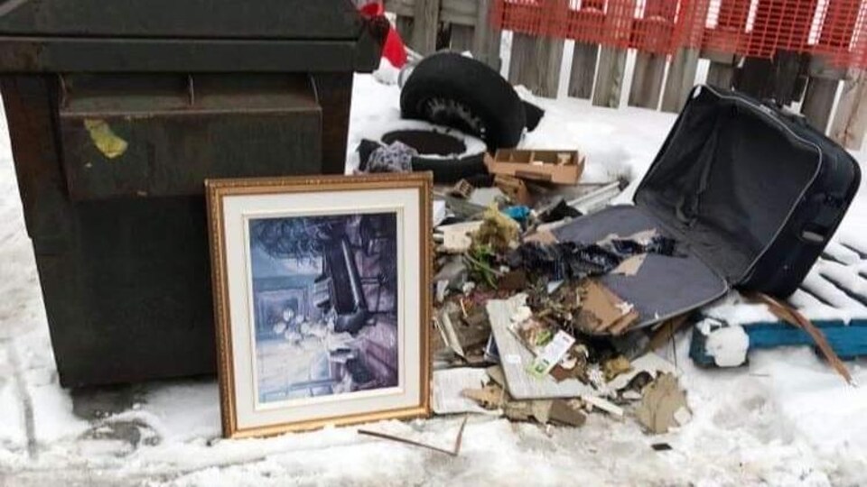 Des déchets sur de la neige à l'extérieur.