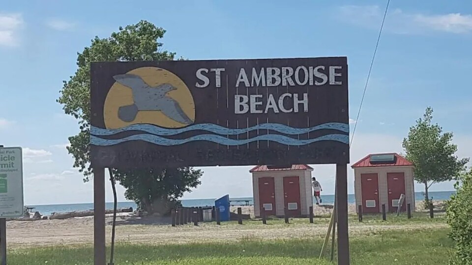 Affiche du devant la plage du parc provincial Saint-Ambroise.