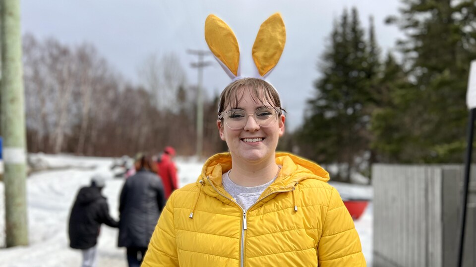 Shanna Maltais porte des oreilles de lapin.