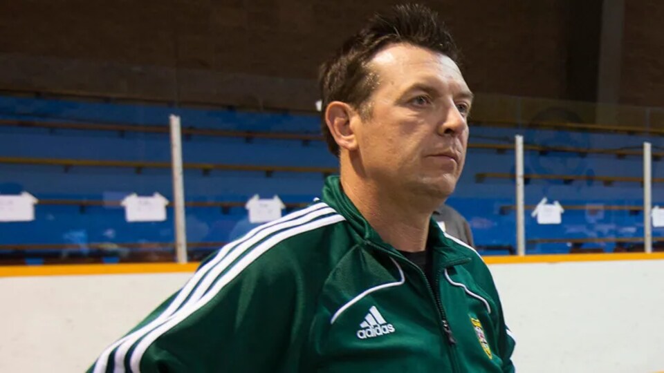 L'ex-hockeyeur Theoren Fleury sur une patinoire.