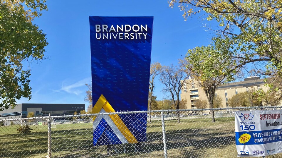 Une affiche de l'Université de Brandon à l'extérieur de l'établissement.