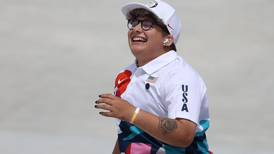 Une planchiste a le sourire aux lèvres après sa performance aux Jeux de Tokyo.