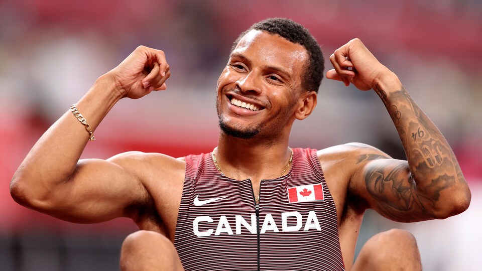 Il célèbre, les bras levés et le sourire aux lèvres, sa première place en demi-finales du 200 m.