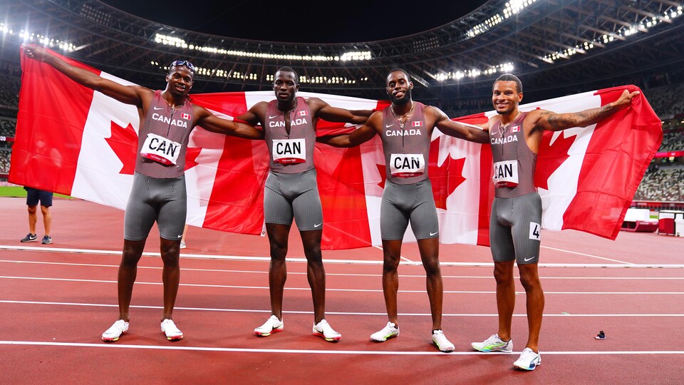 Quatre sprinteurs avec le drapeau canadien.