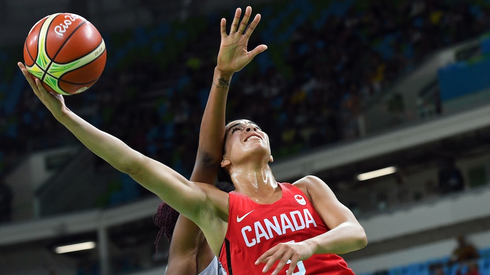 La Canadienne attrape le ballon devant la Française Valériane Ayayi.
