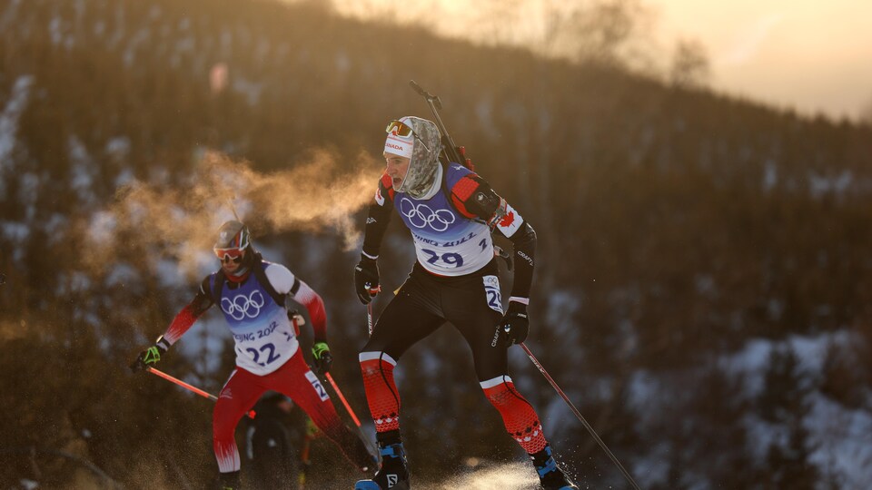 Un biathlonien semble avoir froid pendant une course. 