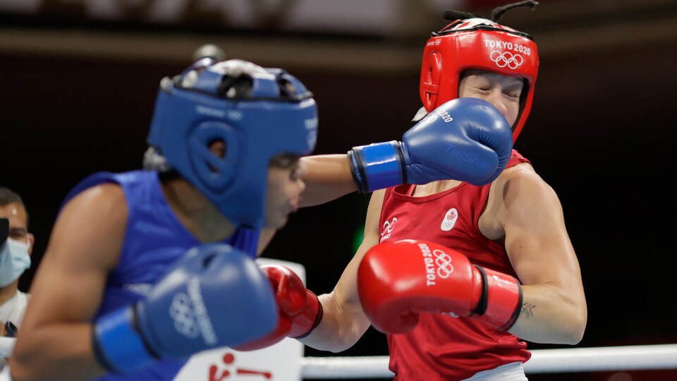 La boxeuse canadienne reçoit un coup de poing au visage.