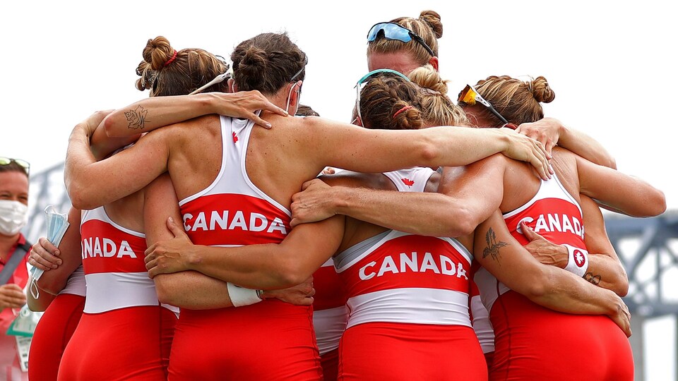 Les membres de l'équipe féminine du Canada en huit de pointe se rassemblent après leur victoire.