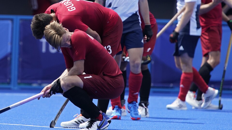 Floris van Son, accroupi, montre toute sa déception après la défaite contre la Grande-Bretagne.