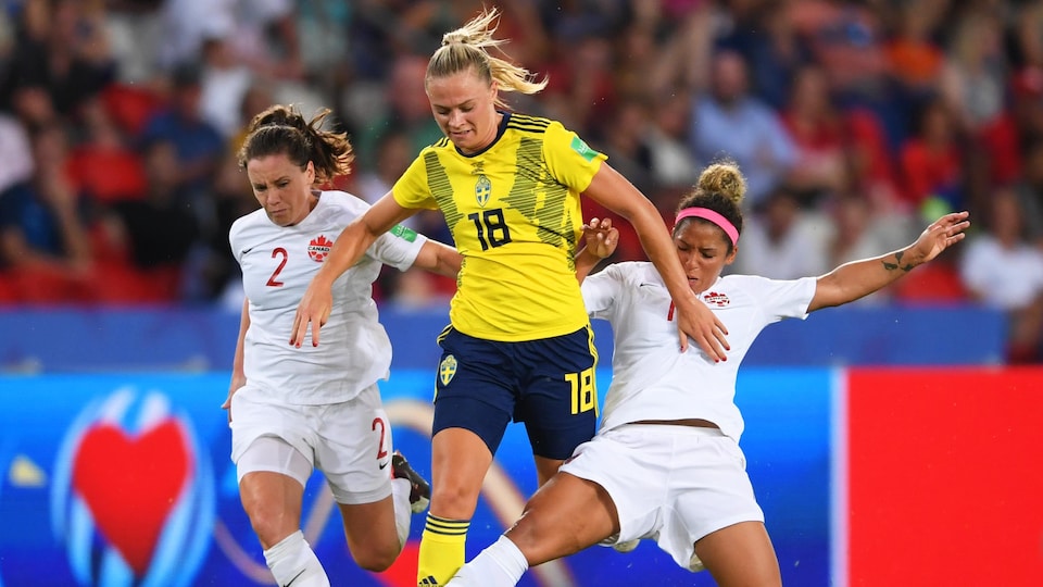 Allysha Chapman et Desiree Scott tentent de tacler l'attaquante suédoise Fridolina Rolfo.