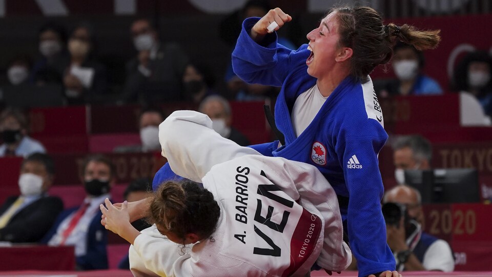 Elle jubile après avoir réussi un waza-ari en prolongation contre Anriquelis Barrios.