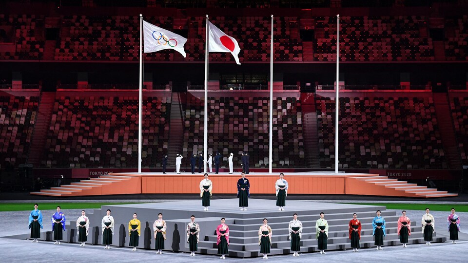 Les drapeaux des Jeux olympiques et du Japon flottent au vent.