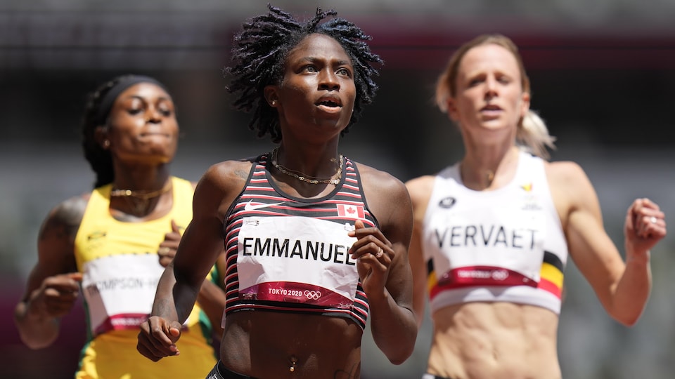 La sprinteuse court devant deux rivales à l'épreuve du 200 m des Jeux de Tokyo.