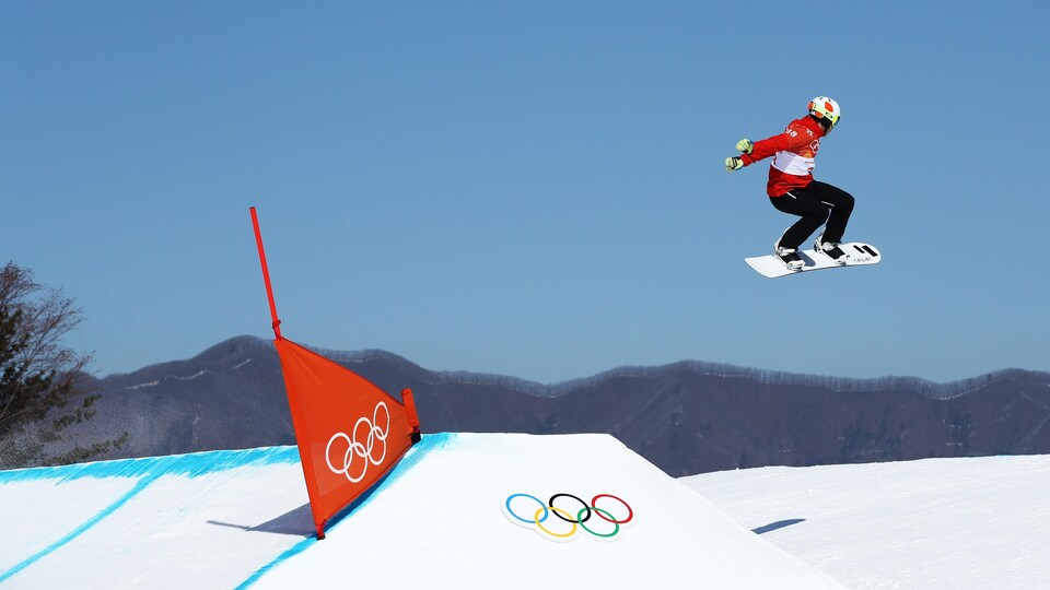 Un planchiste effectue un saut aux Jeux olympiques de Pyeongchang.