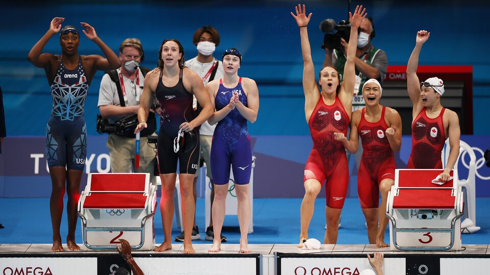 Les nageuses canadiennes célèbrent la fin de leur course à relais aux Jeux olympiques.