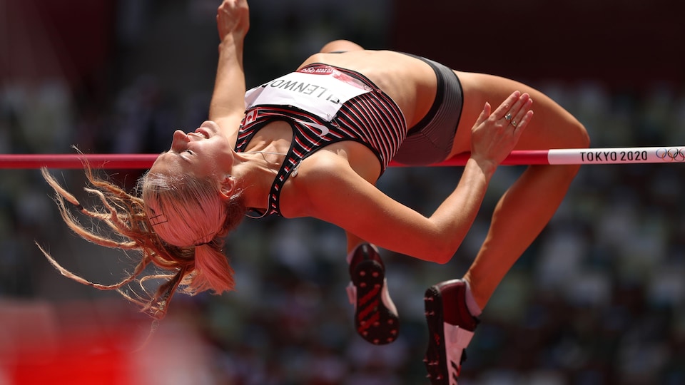 Une athlète d'heptathlon passe par dessus la barre pendant l'épreuve de saut en hauteur aux Jeux de Tokyo.