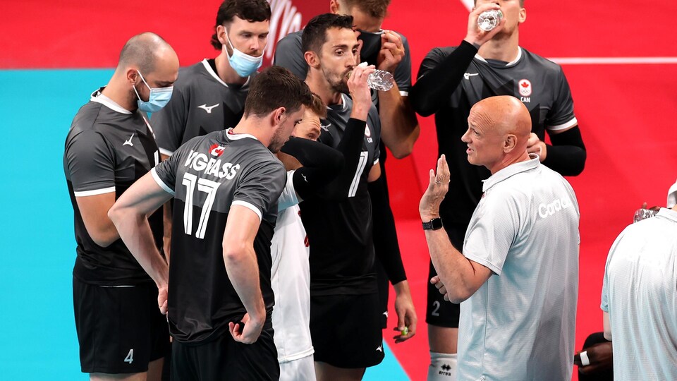 L'entraineur-chef de l'équipe masculine canadienne de volleyball Glenn Hoag donne des indications à ses joueurs.