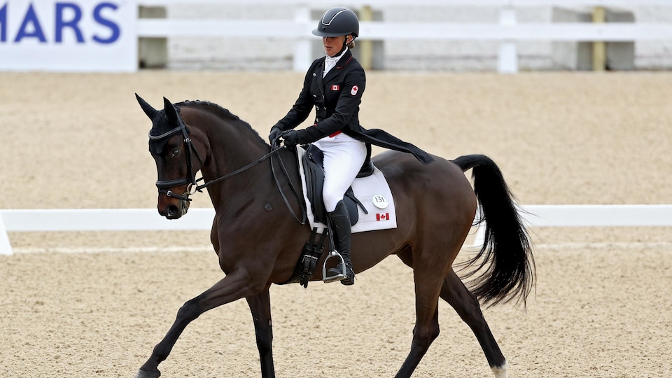 Une cavalière sur son cheval en compétition