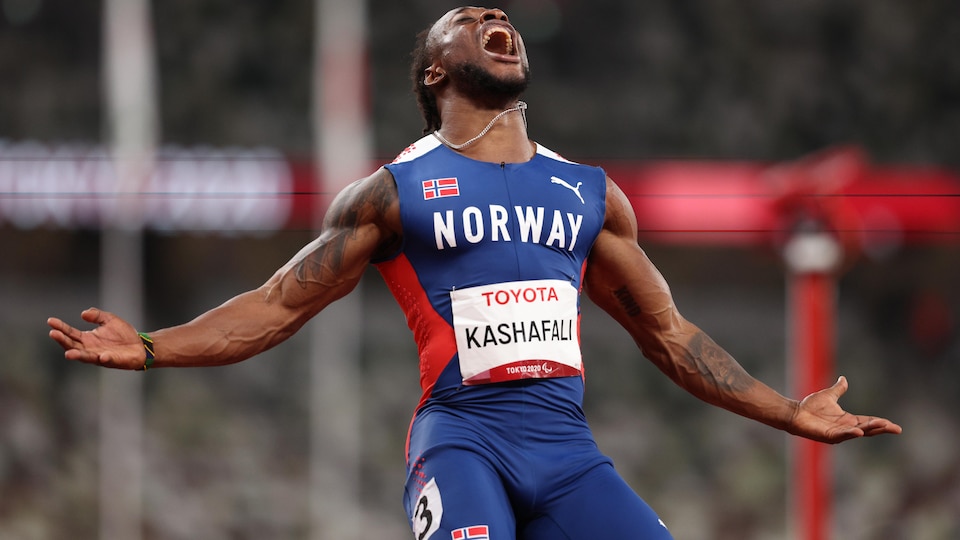 Le Norvégien Salum Ageze Kashafali célèbre sa victoire aux Jeux paralympiques de Tokyo.