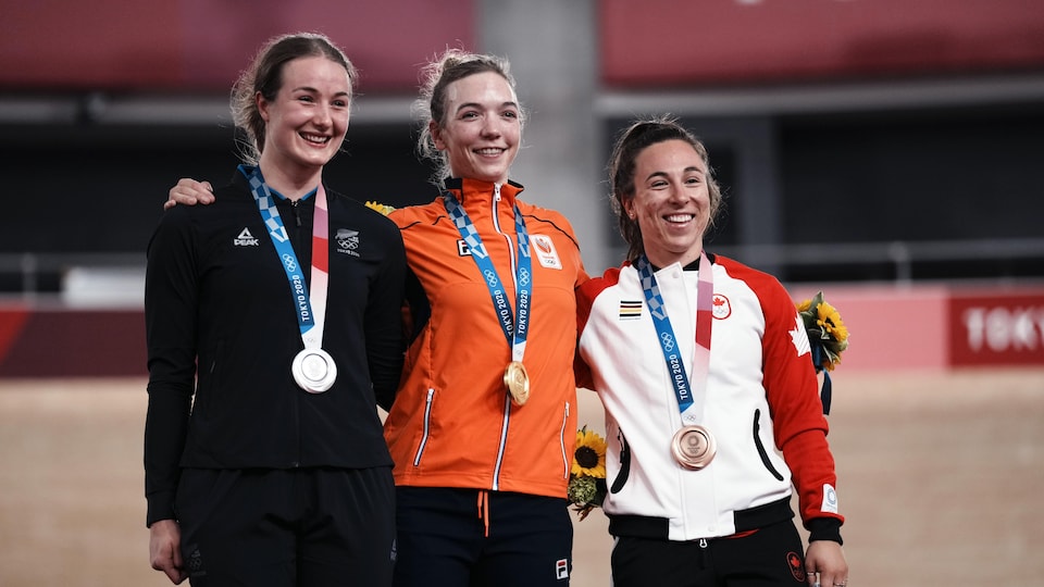 Lauriane Genest avec sa médaille, sur le podium olympique, avec la Néerlandaise Shanne Braspennincx et la Néo-Zélandaise Ellesse Andrews