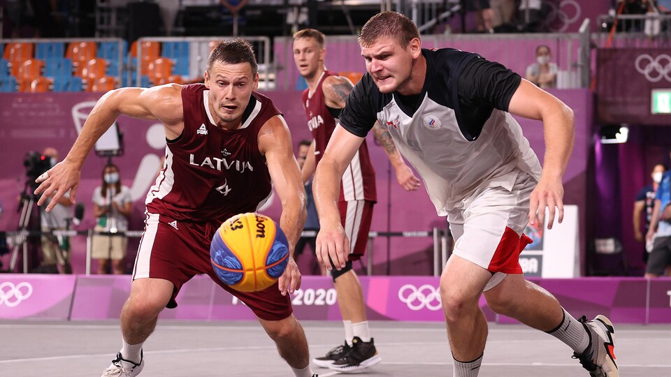 Ils tentent de s'emparer du ballon de basketball.