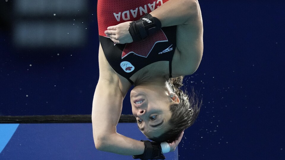 Meaghan Benfeito a la tête en bas après avoir exécuté son saut à la tour de 10 m.
