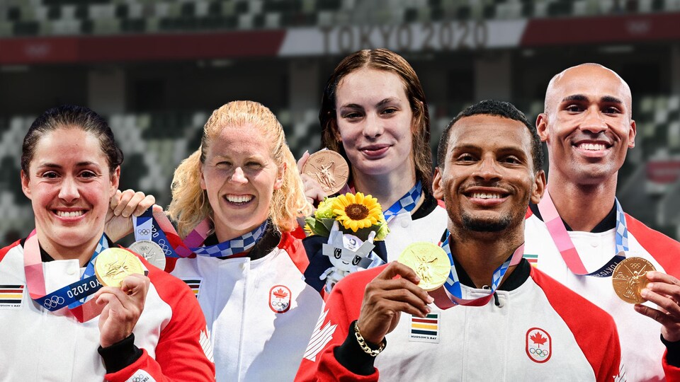 Des athlètes montrent fièrement leur médaille.