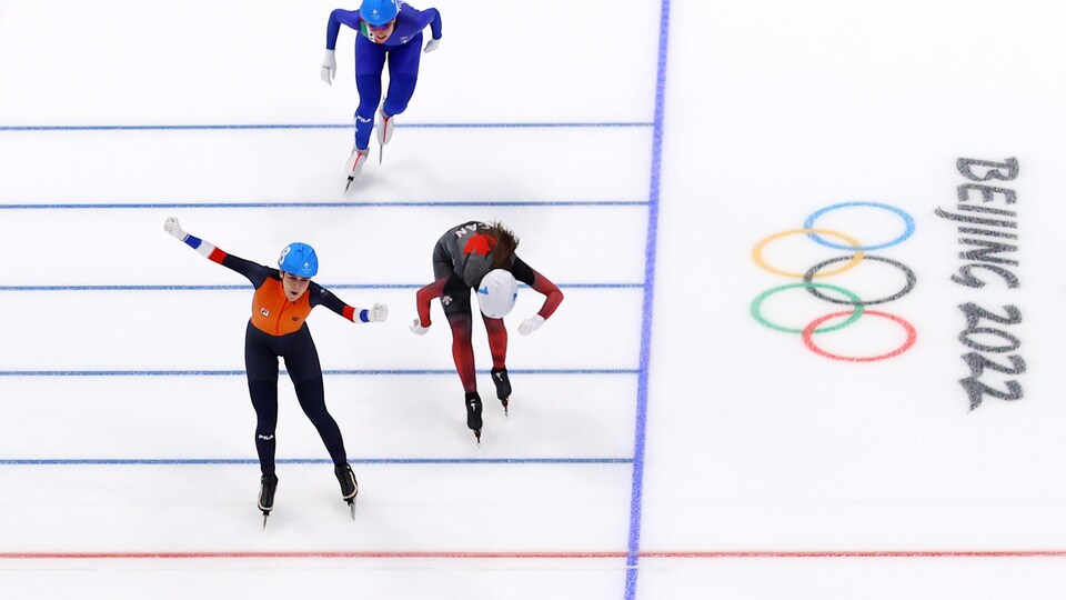 Deux patineuses s'apprêtent à rallier l'arrivée.