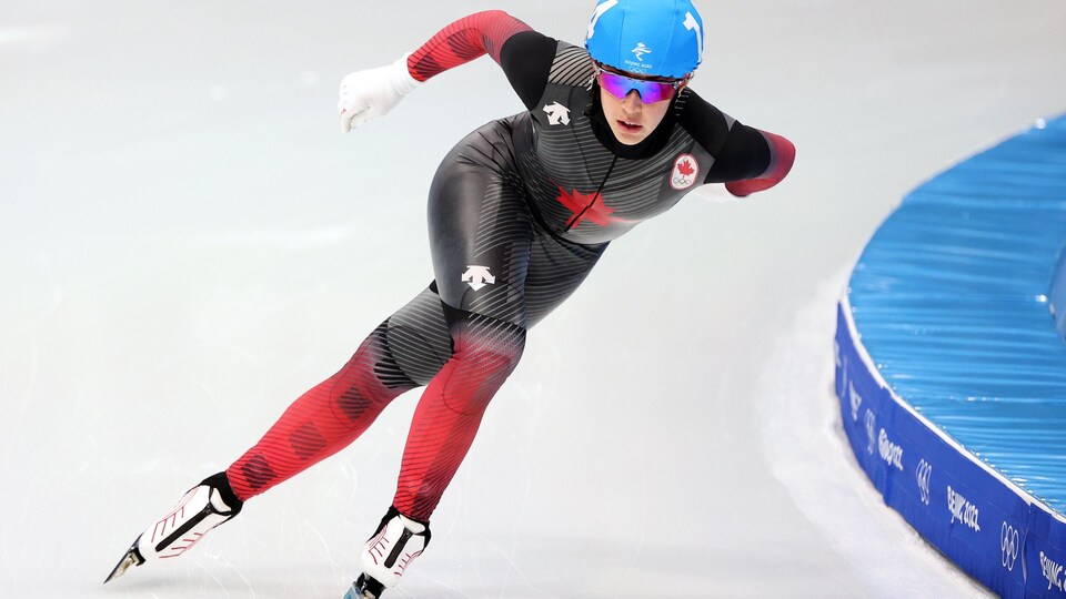 La patineuse de vitesse négocie un virage.