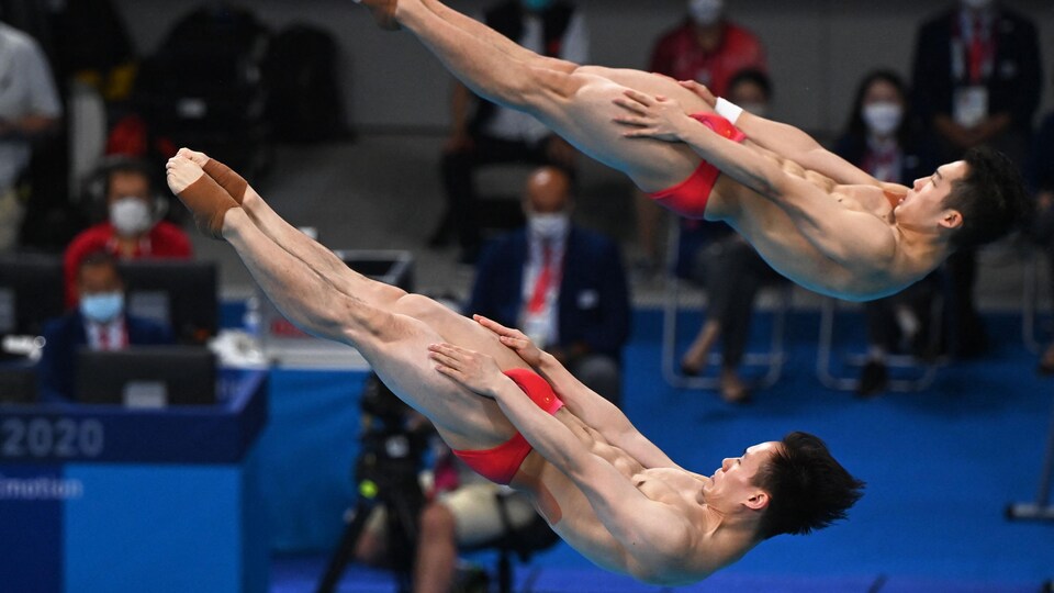 Ils exécutent un plongeon.