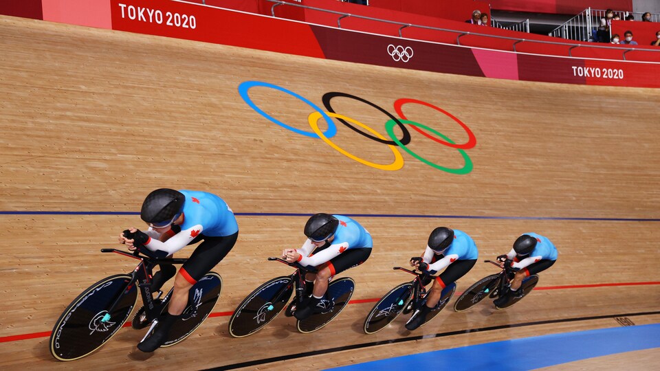 Les Canadiennes roulent l'une derrière l'autre sur la piste du Vélodrome d'Izu.