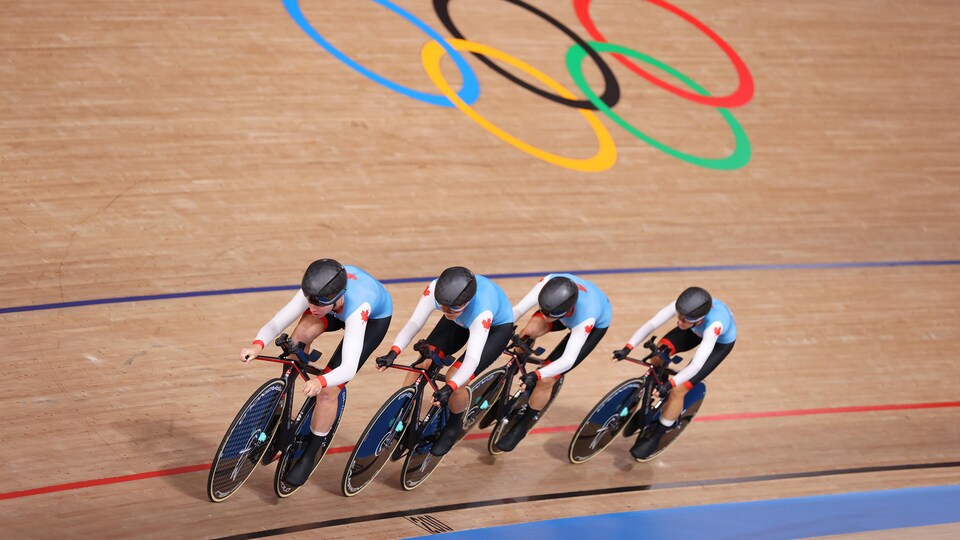 Les cyclistes roulent l'une derrière l'autre sur la piste du Vélodrome d'Izu.