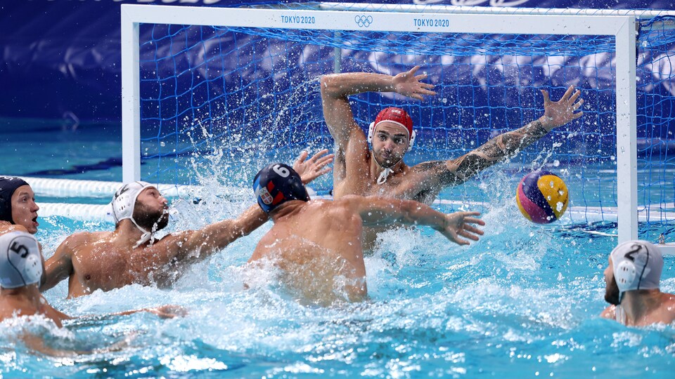 Un joueur serbe lance vers le filet des Grecs.