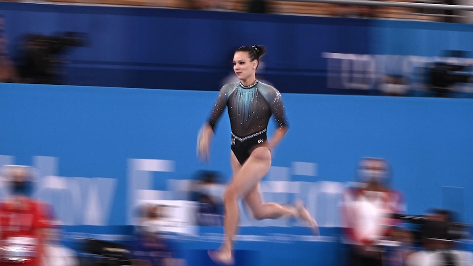 Shallon Olsen court avant d'effectuer un saut.