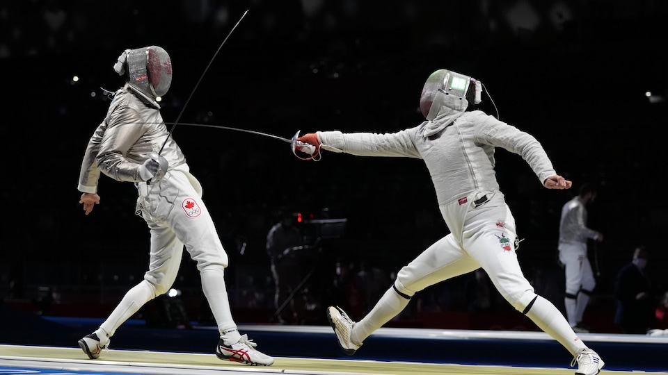 Shaul Gordon tente de parer une attaque de son adversaire iranien à l'épreuve individuelle du sabre.