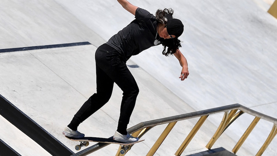 Elle glisse sur une rampe lors d'un parcours.