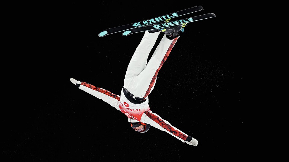 Marion Thenault effectue un saut dans les airs.
