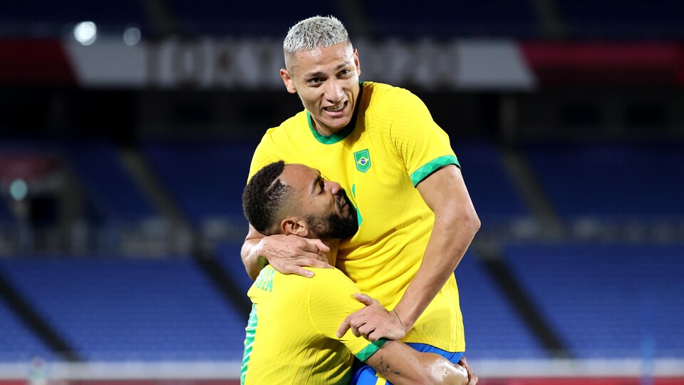 Le joueur de soccer est soulevé par un coéquipier lors de la célébration d'un but.