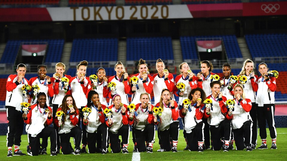 Les joueuses de l'équipe canadienne avec leurs médailles d'or.