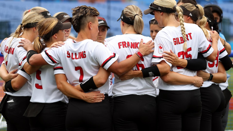 Les joueuses canadiennes se prennent dans les bras lors du match les opposant à l'Italie.