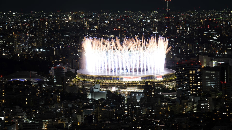 Des feux d'artifice illuminent le ciel et le stade olympique de Tokyo.