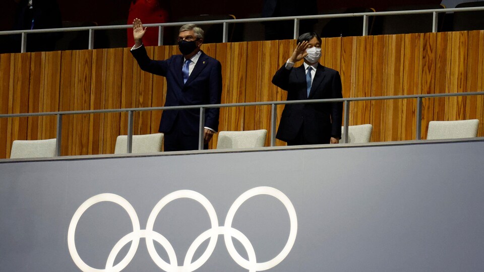 Ils saluent les gens présents au stade olympique.