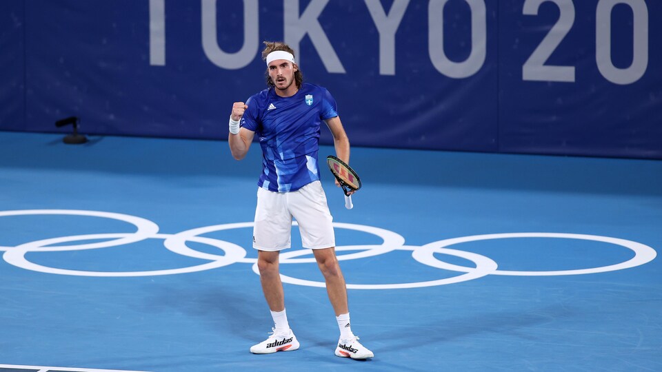 Le bras au ciel, le poing fermé, il célèbre un point contre Frances Tiafoe.