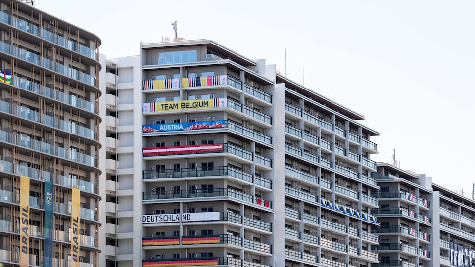 Des drapeaux de pays sont installés aux balcons.