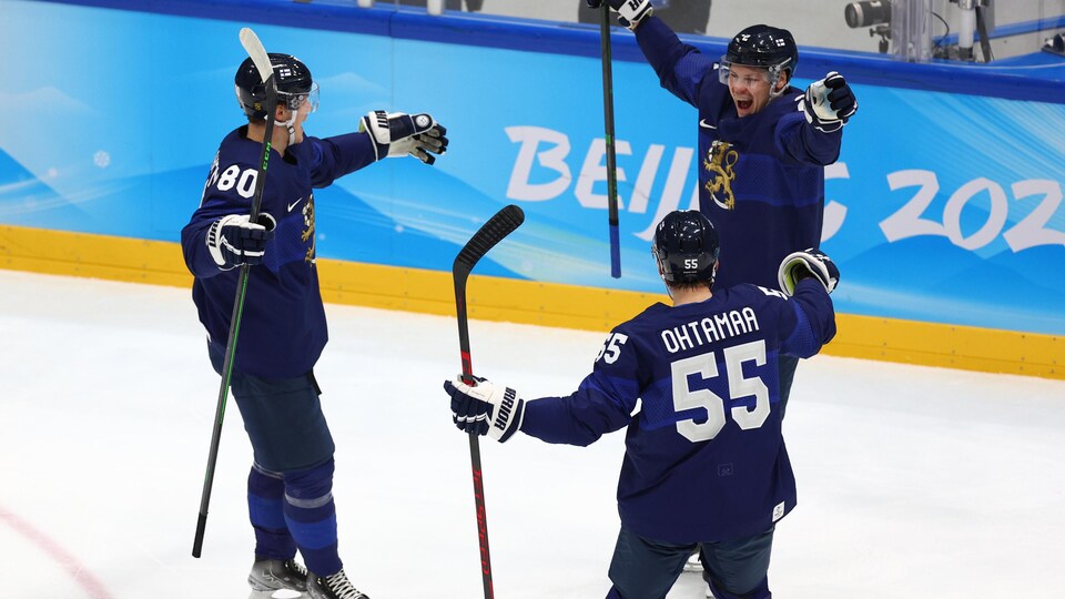 Les Finlandais célèbrent un but en finale.